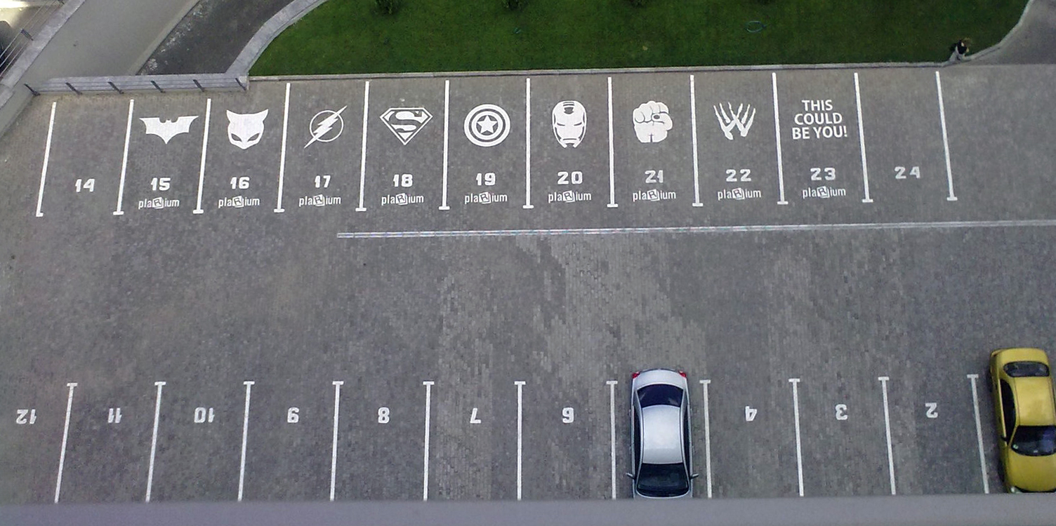 разметка парковочных мест с помощью трафаретов
