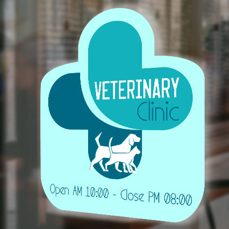 Наклейка с режимом работы на ветеринарной клинике
